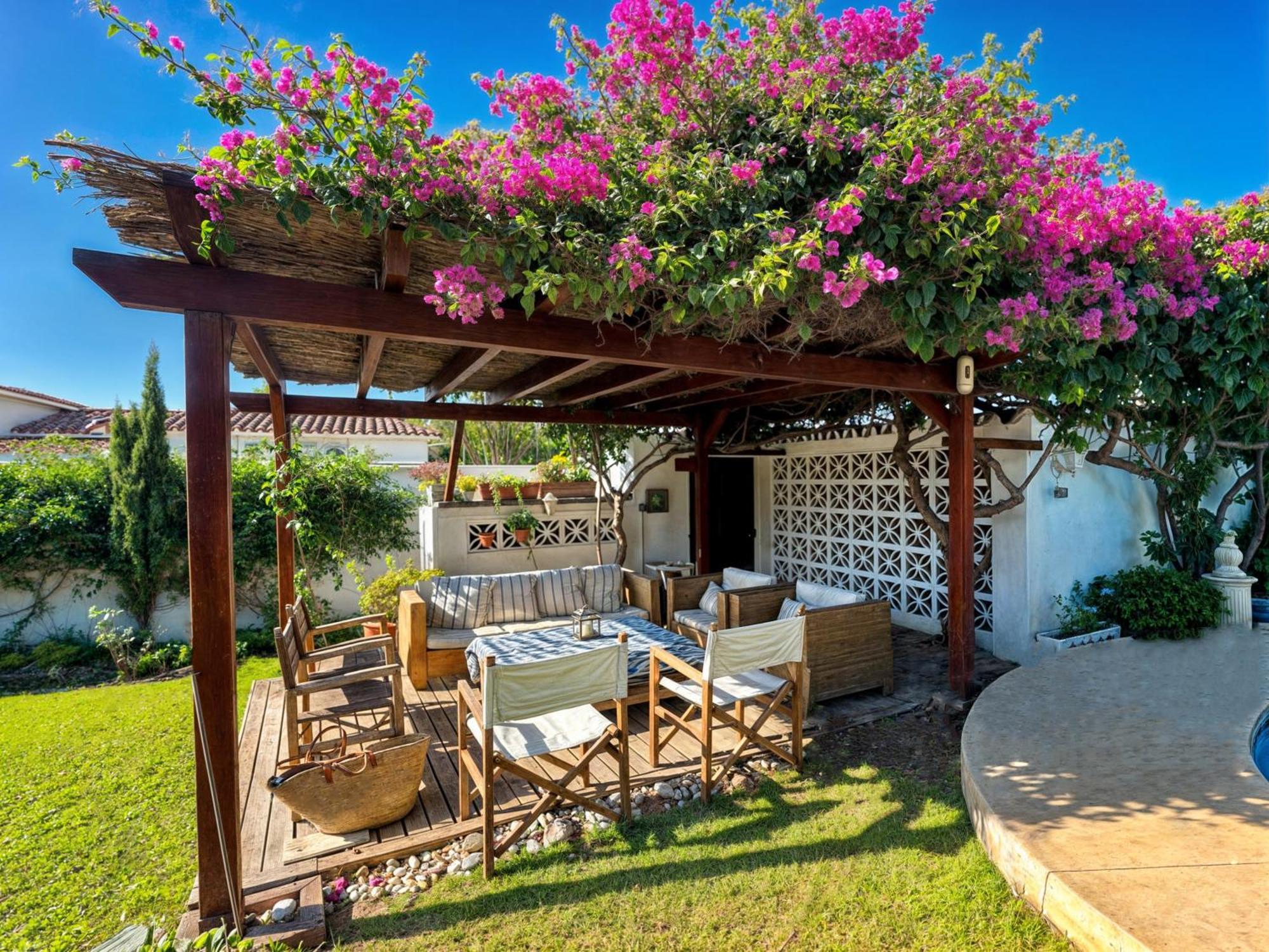 Villa Alfredo - Private Pool Next To The Beach エステポナ エクステリア 写真