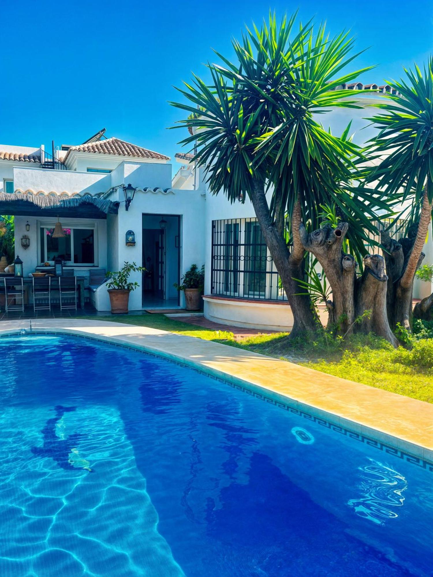 Villa Alfredo - Private Pool Next To The Beach エステポナ エクステリア 写真